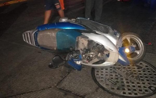 Camioneta embiste a motociclista, hay 2 lesionados en Atlixco