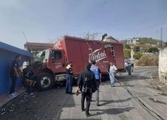 Camión cervecero se va contra una casa en Tepeojuma