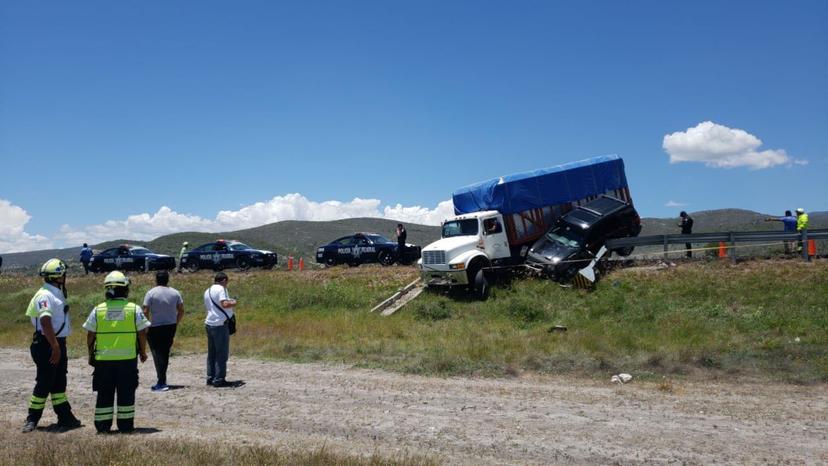 Camionero choca contra sus atacantes y evita asalto