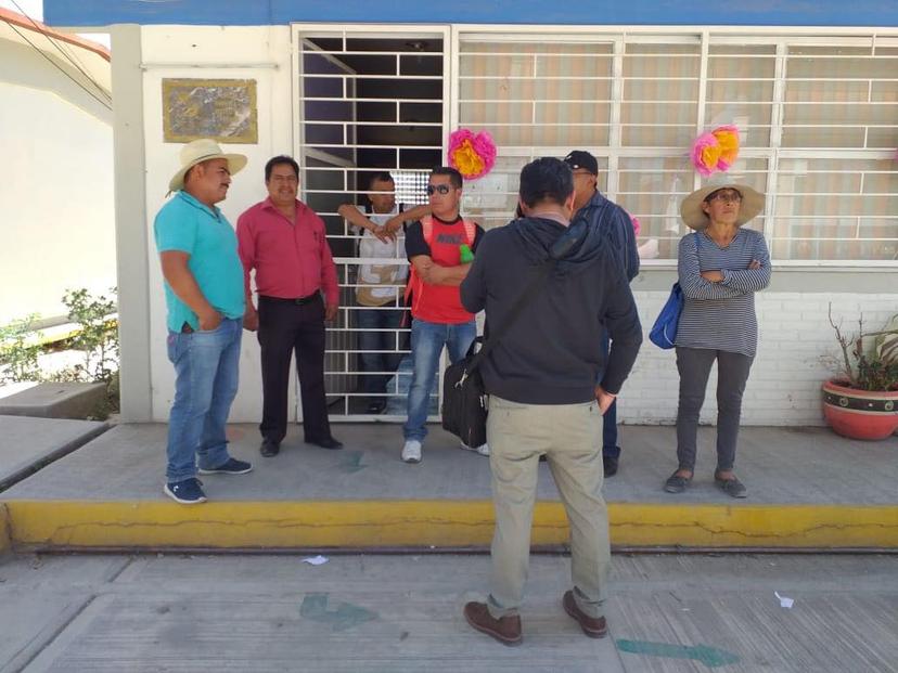 Detienen a maestros alcoholizados en escuela Cuapiaxtla