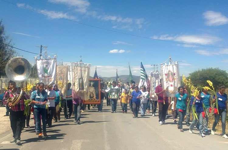 Mixtecos festejan los seis viernes de Cuaresma previos a la Semana Santa