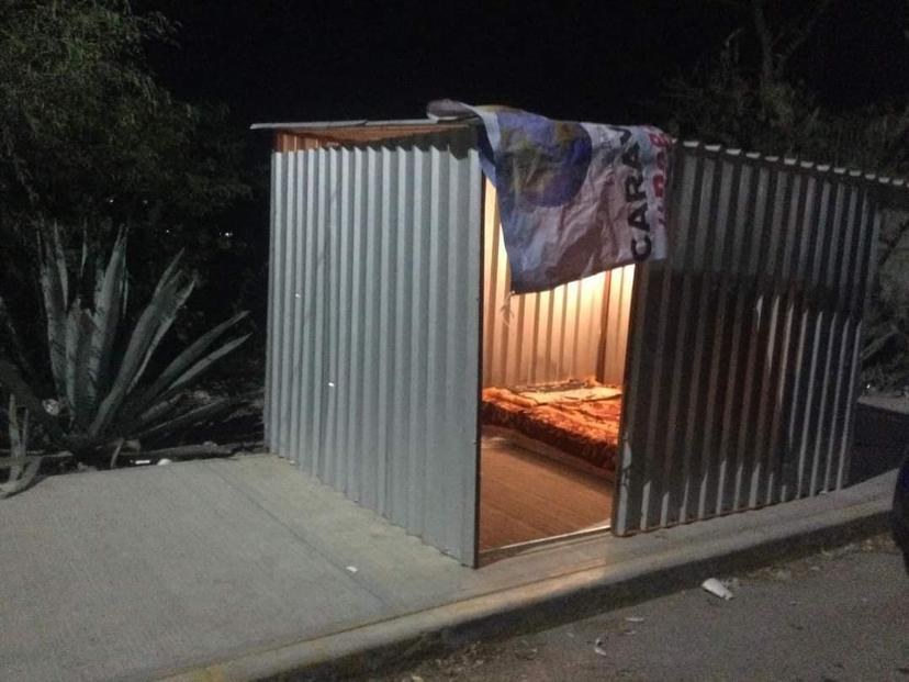 Construye ciudadano cuarto afuera del Hospital de Tehuacán para familiares con pacientes 