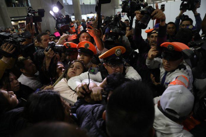 Se enfrentan padres de niños con cáncer y seguridad del aeropuerto