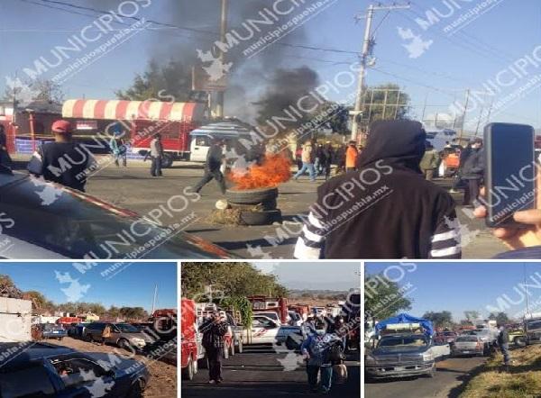 VIDEO Tianguistas queman llantas para instalarse entre Calpan y Huejotzingo