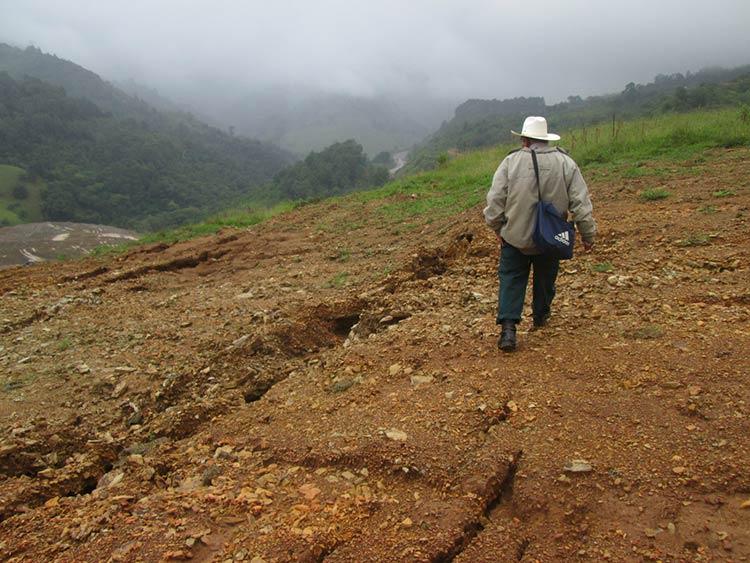 Deslave deja expuestos ductos de Pemex en comunidad de Huauchinango