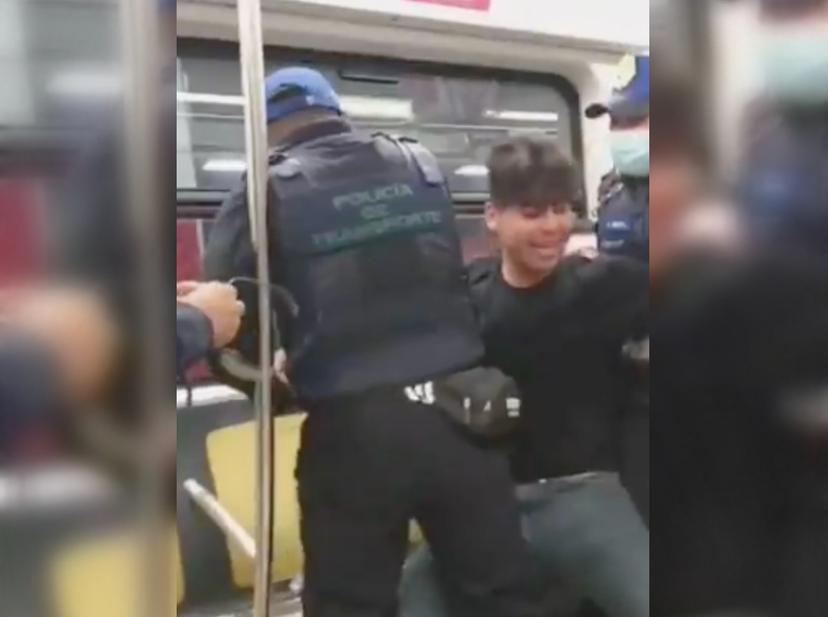 VIDEO Dice estar vacunado y lo bajan a golpes del metro por no usar cubrebocas