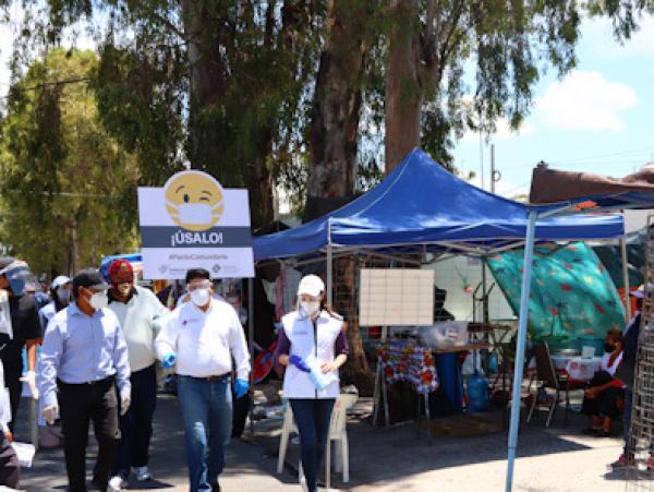 Brigadas entregan cubrebocas en tianguis de Granjas San Isidro y Loma Bella en Puebla