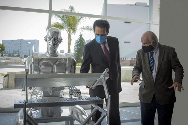 BUAP devela escultura a Don Cuco El Guapo, primer robot mexicano con inteligencia artificial