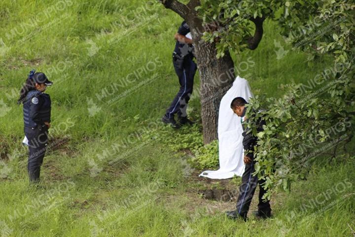 Cuelga cuerpo de mujer en barranca de Rivera Anaya