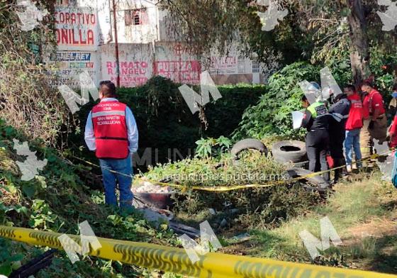 VIDEO Hallan cadáver al fondo del río Atoyac en Texmelucan