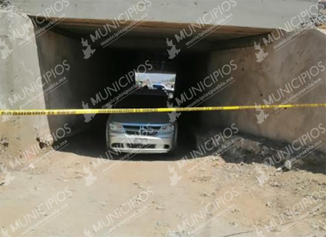 Abandonan cadáveres al interior de una camioneta en Texmelucan