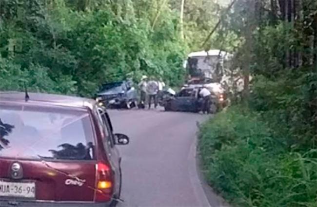 Accidente sobre la carretera a Cuetzalan deja un muerto y un herido 