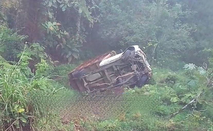 Cae al fondo de barranco tras perder control en Cuetzalan