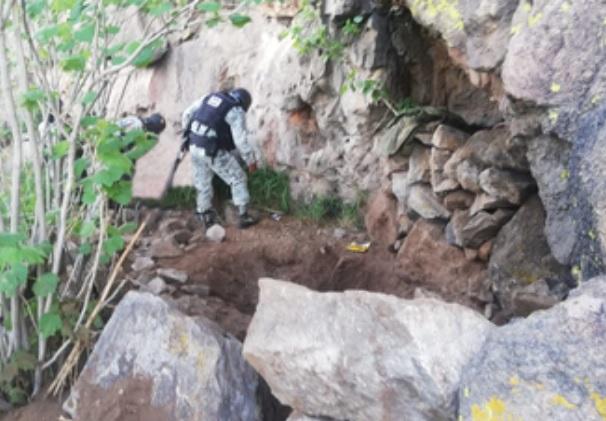 Descubren a grupo armado oculto en cueva en Guanajuato