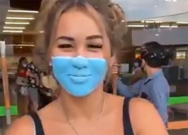 VIDEO Influencers bromean con cubrebocas falso y les quitan pasaporte