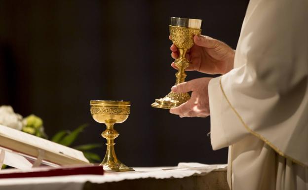 VIDEO Sacerdote ofrece misa en estado de ebriedad