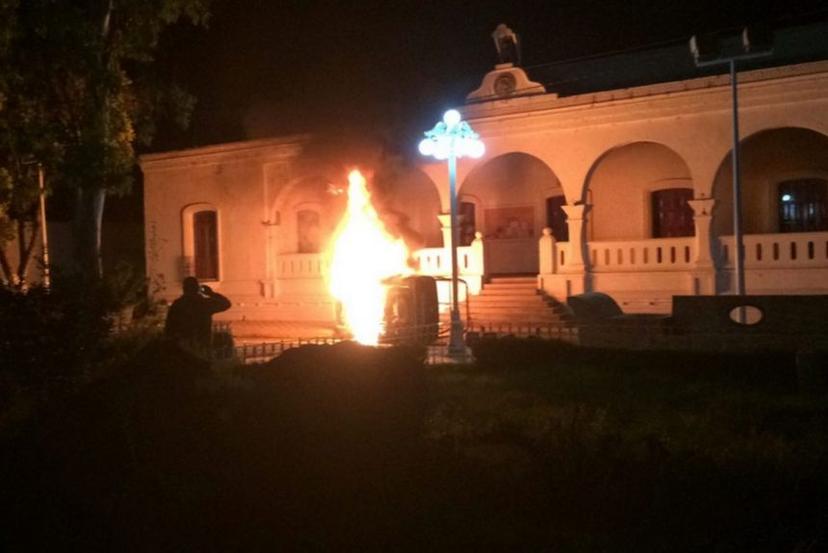 Incendian presidencia de Cuyoaco por falta de agua