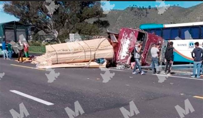 Vuelca tráiler en Cuyoaco y cierran la federal Puebla-Teziutlán