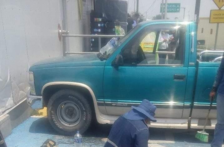 Roban camioneta fuera del CIS en Tecamachalco