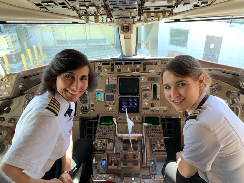 Ellas son madre e hija y las encargadas de pilotar un avión