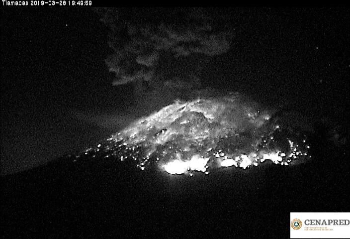 Otra vez, Popocatépetl lanza material incandescente