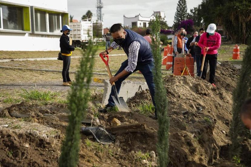 Tlatehui entrega servicios públicos en San Martinito