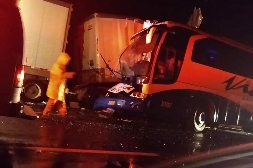 26 lesionados en choque de autobús en Tlatlauquitepec