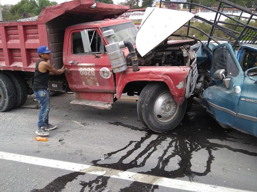 Se estrellan de frente, en la federal Atlixco - Puebla