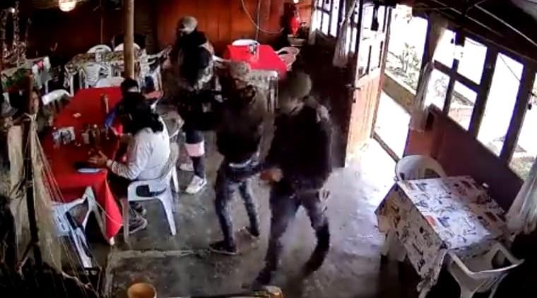 VIDEO Comando armado asalta a familia en un restaurante en Cañada Morelos