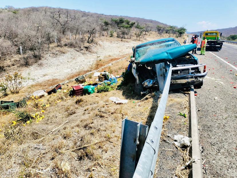 Camioneta se estampa contra valla de contención en la Agua Dulce-Tepeojuma   