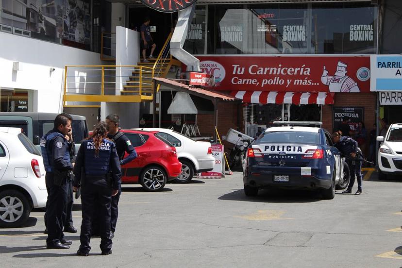 De manera violenta le roban auto a mujer en Plaza Zavaleta