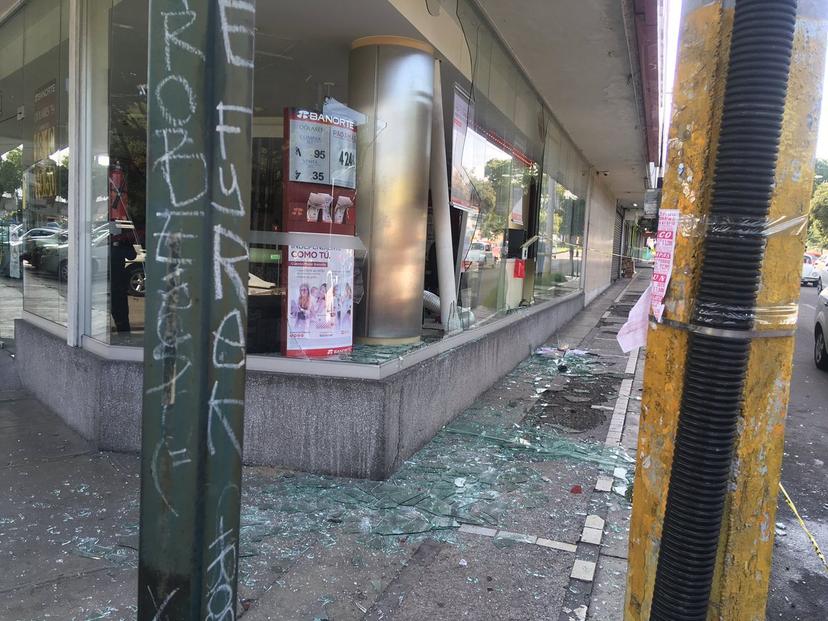 Sujeto en estado de ebriedad se impacta en Banorte de Plaza Dorada