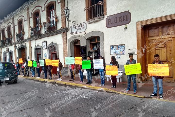 Estudiantes serranos le exigen pago de becas a AMLO