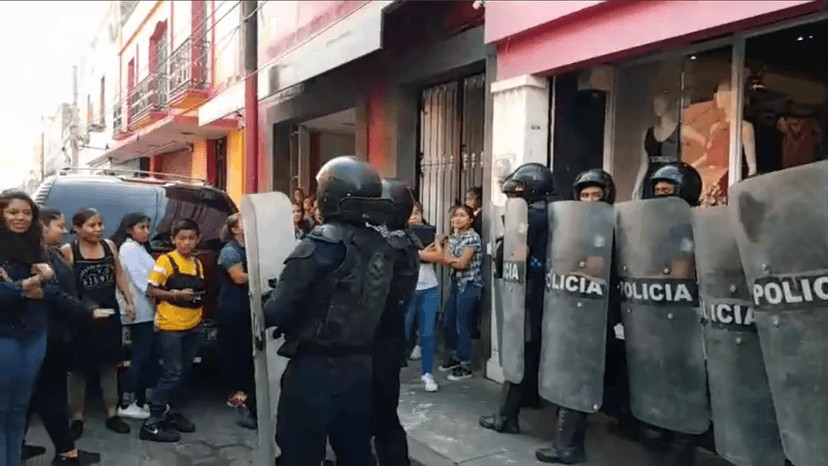 Comerciantes de Atlixco enfrentarán a policías por decomiso de mercancía