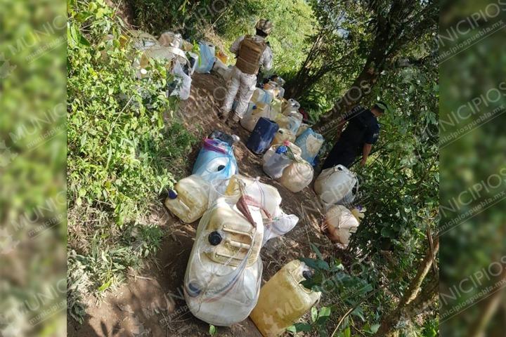 Aseguran 57 bidones con huachicol en Huauchinango