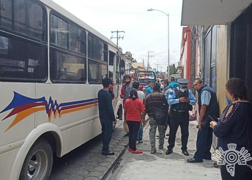 Se subió a asaltar con pistola y terminó golpeado por pasajeros en Puebla capital