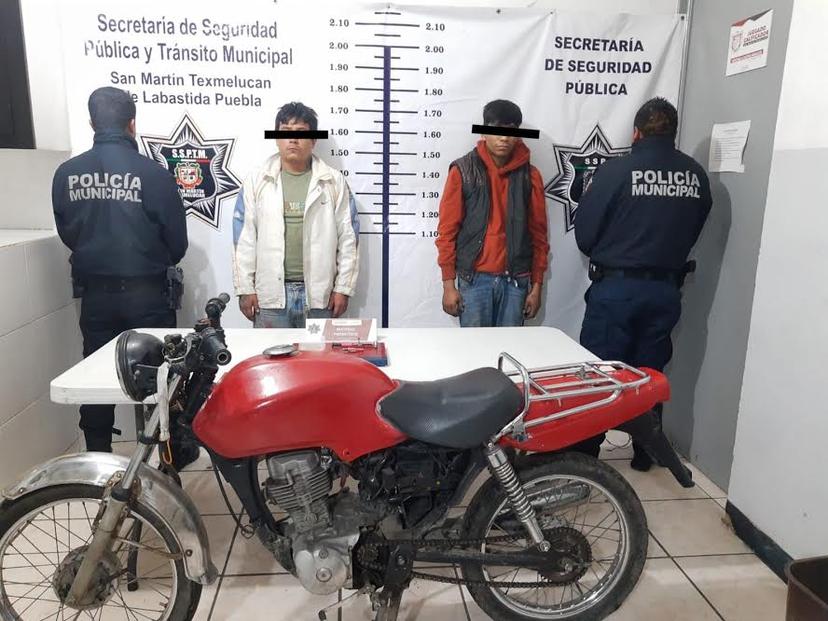 Tras persecución los detienen en Texmelucan con moto robada