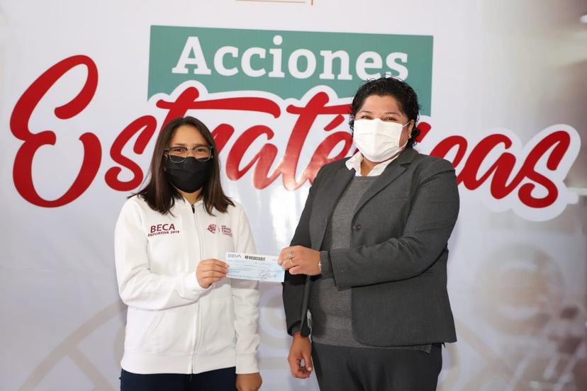 Karina Pérez Popoca entrega apoyos económicos a deportistas sanandreseños