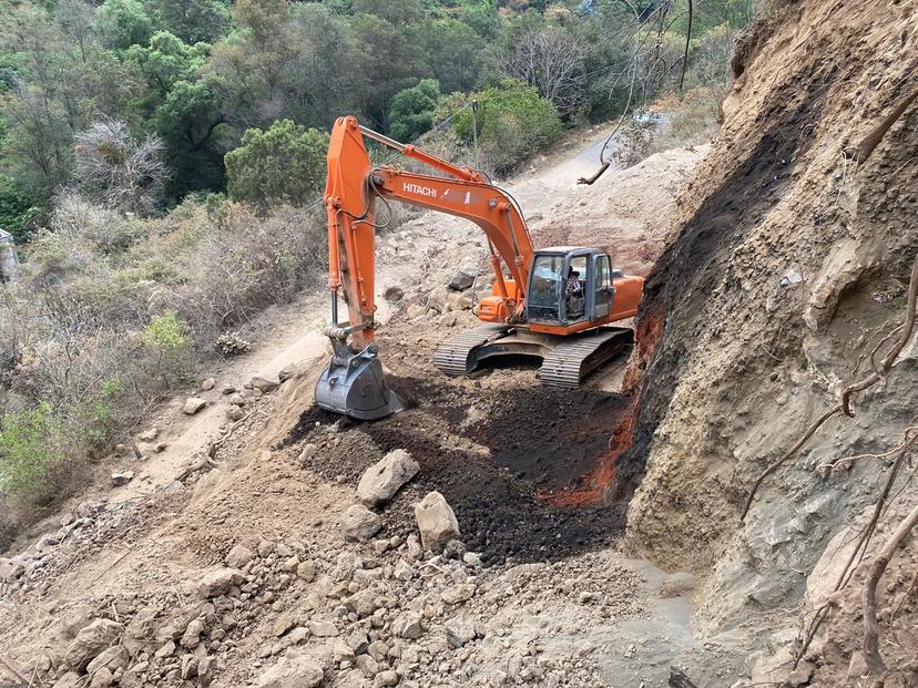 Fuertes lluvias provocan derrumbes en carretera a Zacapoaxtla 