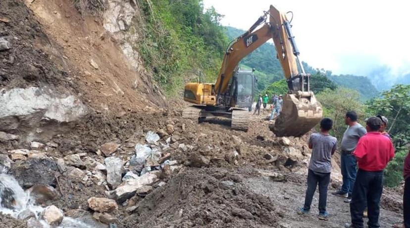 Logran reabrir tramo carretero El Carpintero en San Sebastián Tlacotepec 