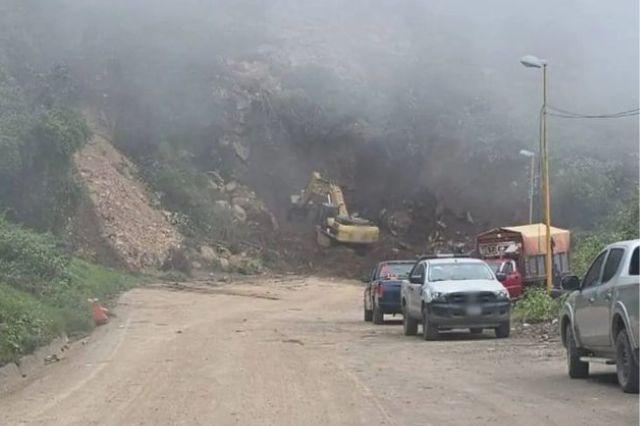 Carril provisional, solución a deslave en la autopista Orizaba-Puebla