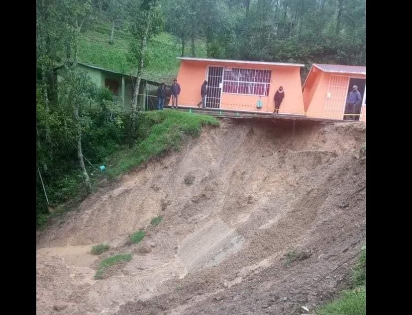 Escuela y casas a punto de colapsar por lluvias en la Sierra Negra