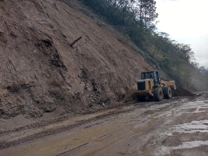 Retiran derrumbe en carretera Interserrana