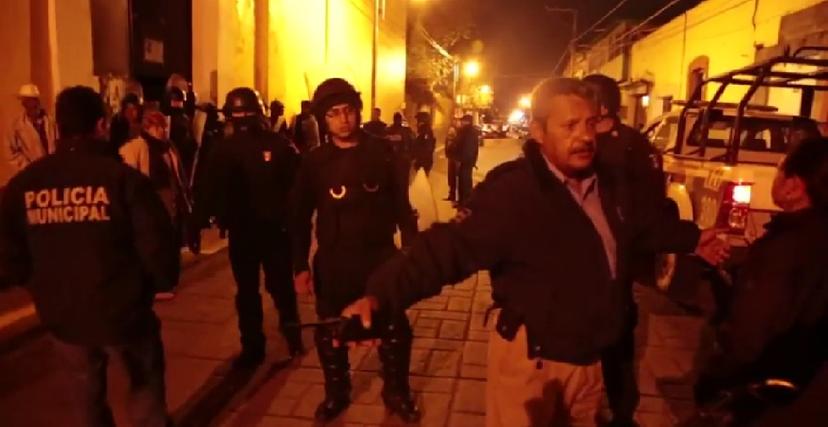 Ahora la Policía Estatal choca contra opositores en Cholula