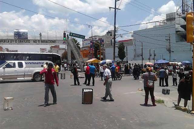 Por enfrentamientos, policía cuida negocios de edil de Texmelucan