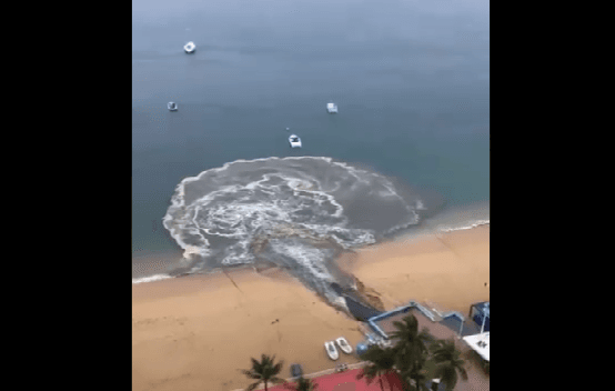 VIDEO Graban descarga de aguas negras en playa de Acapulco