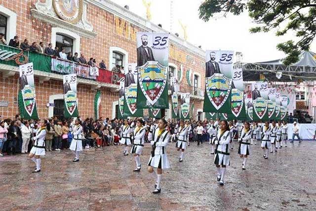 Más de 2 mil 500 alumnos participan en el desfile de Independencia en Atlixco