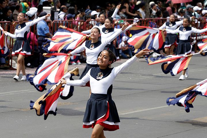 Sin AMLO, celebran poblanos desfile del 5 de Mayo