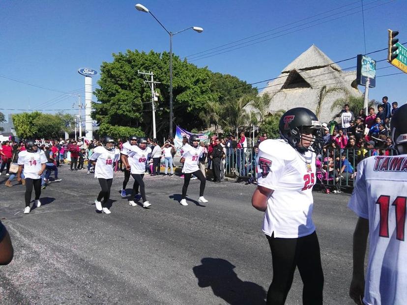 Desfilan por Revolución cientos de estudiantes en Tehuacán