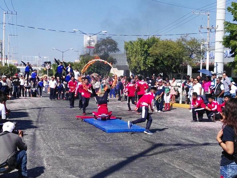 Desfilan por Revolución cientos de estudiantes en Tehuacán